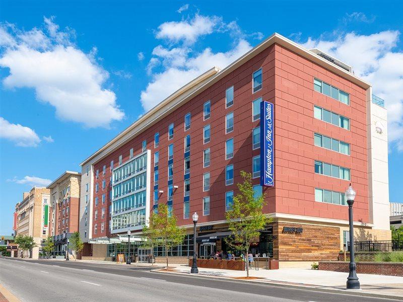Hampton Inn & Suites Fort Wayne Downtown Exterior photo
