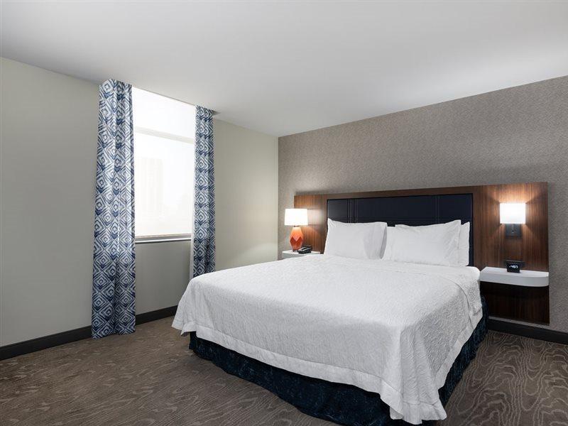 Hampton Inn & Suites Fort Wayne Downtown Exterior photo