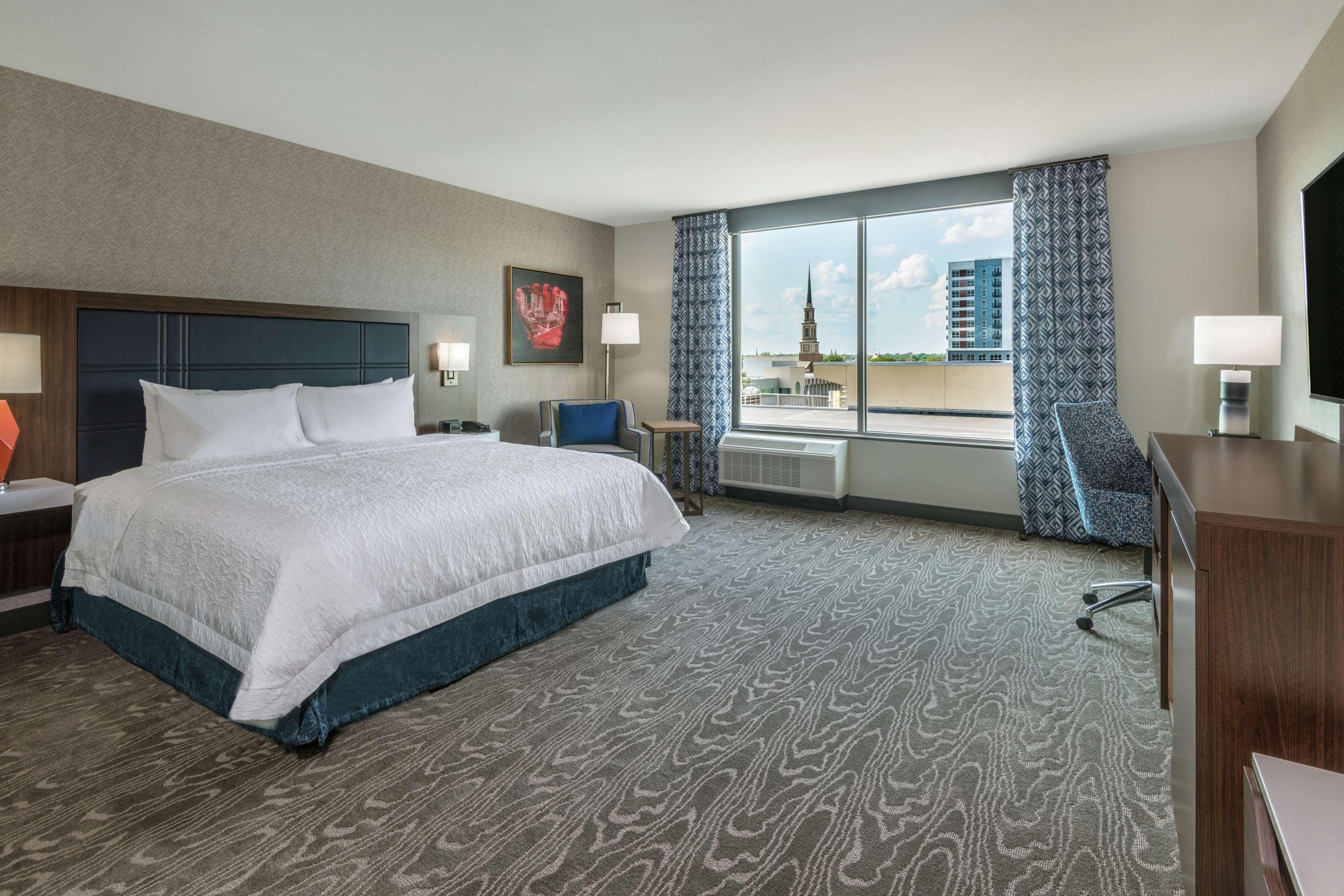 Hampton Inn & Suites Fort Wayne Downtown Exterior photo