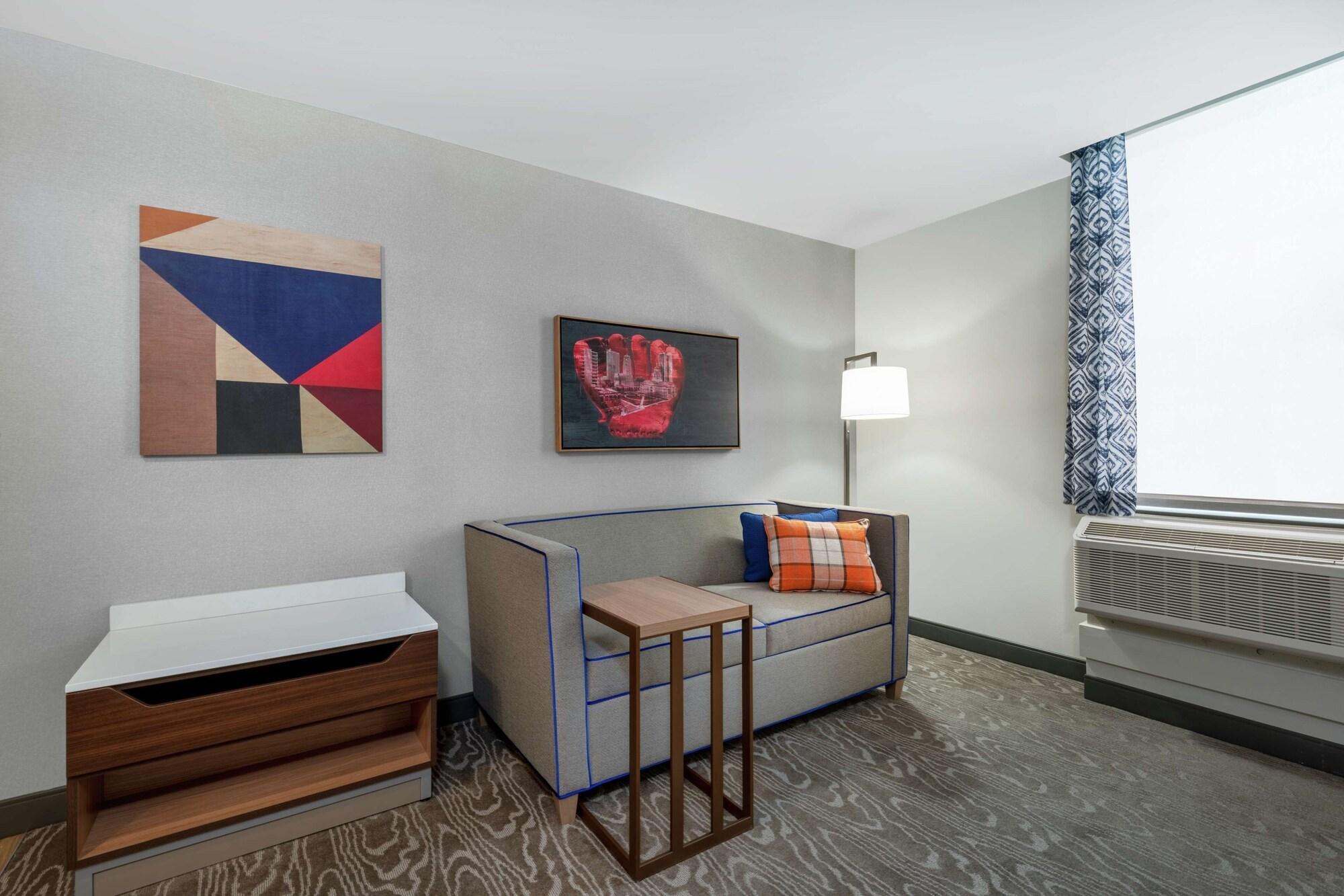 Hampton Inn & Suites Fort Wayne Downtown Exterior photo