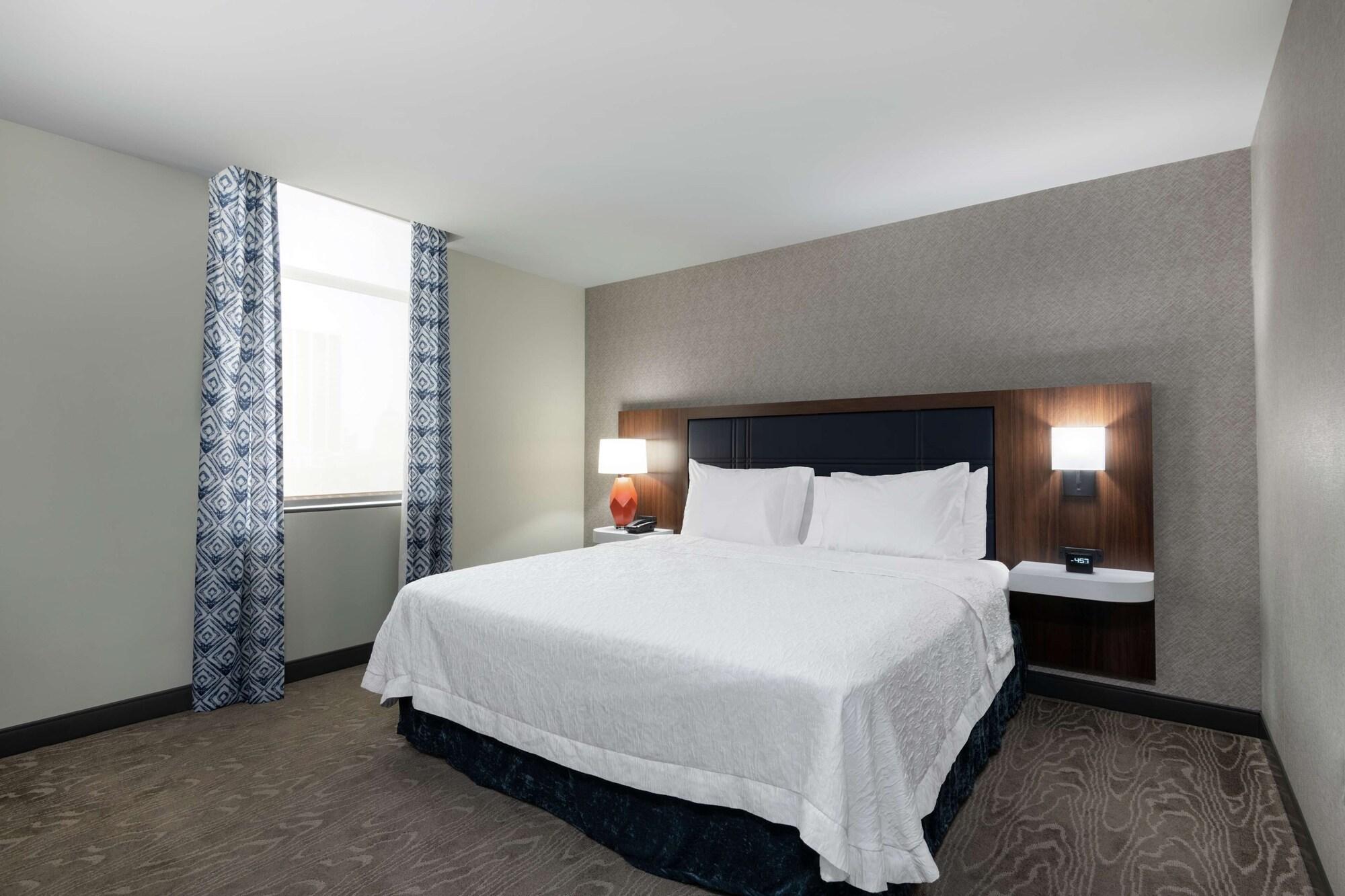 Hampton Inn & Suites Fort Wayne Downtown Exterior photo
