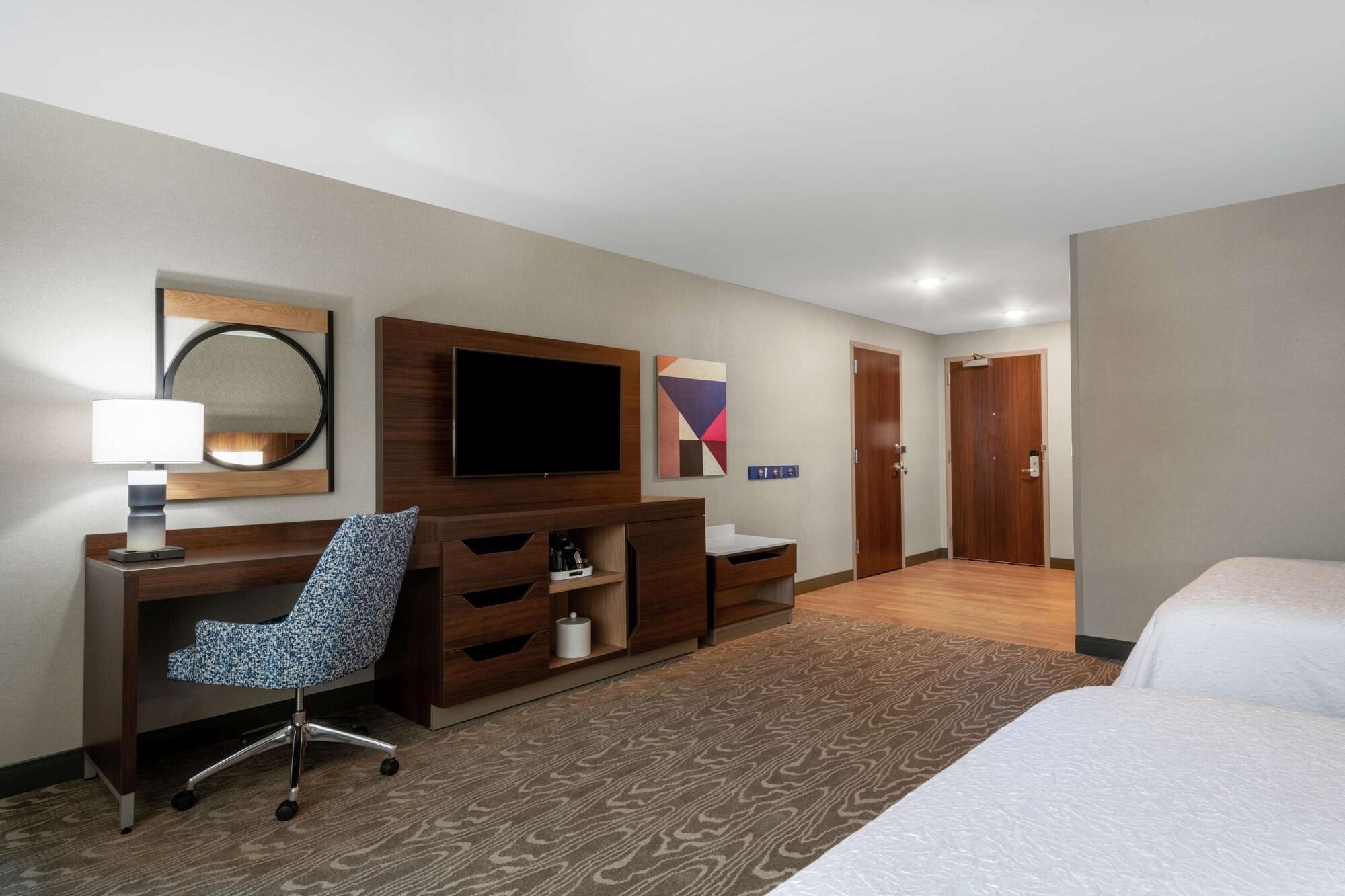 Hampton Inn & Suites Fort Wayne Downtown Exterior photo