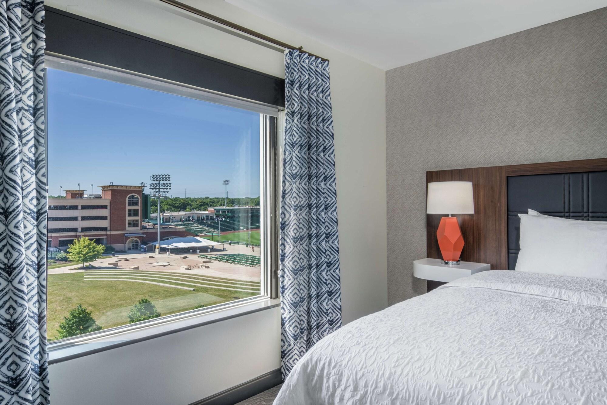 Hampton Inn & Suites Fort Wayne Downtown Exterior photo