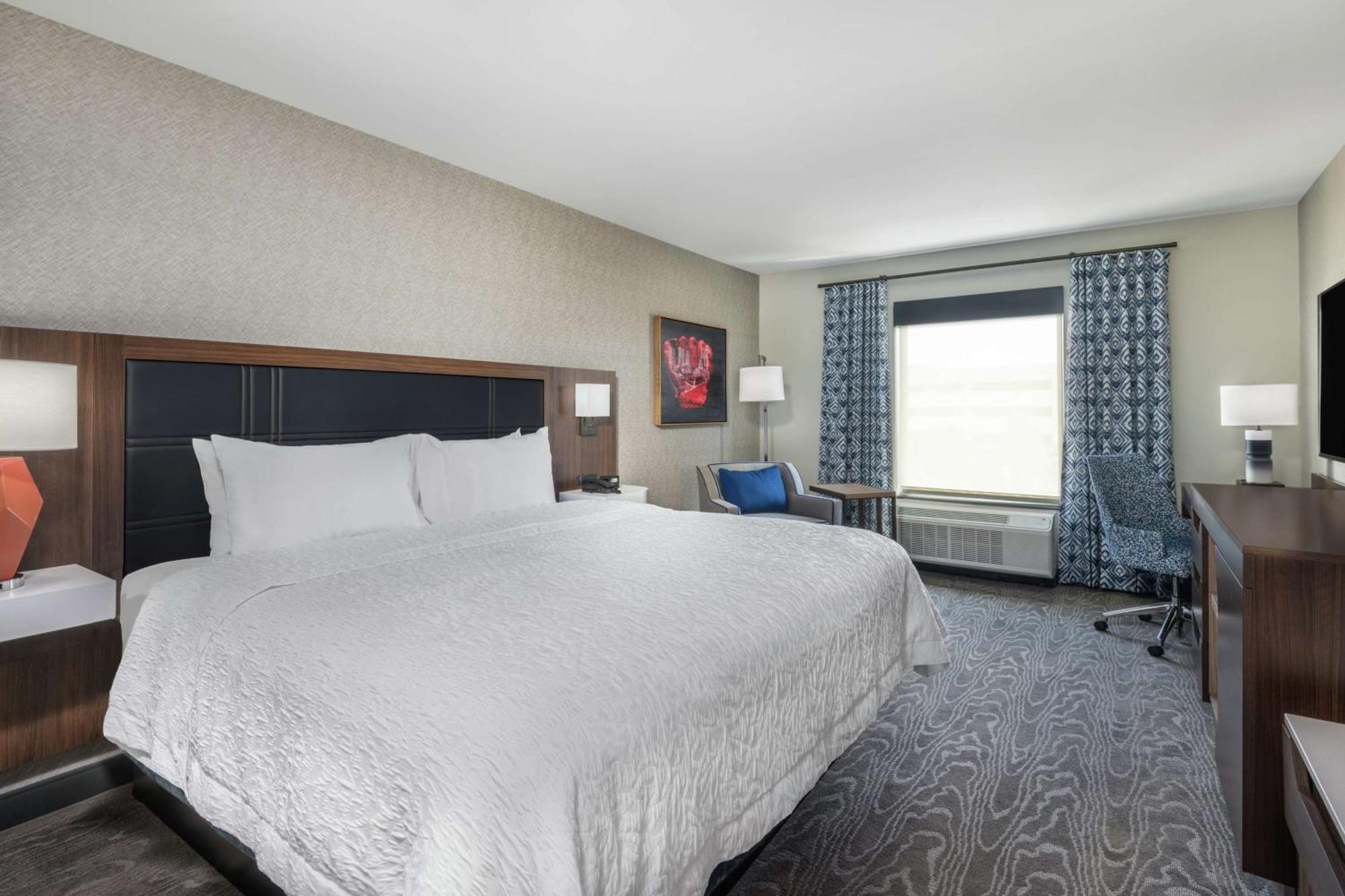 Hampton Inn & Suites Fort Wayne Downtown Exterior photo