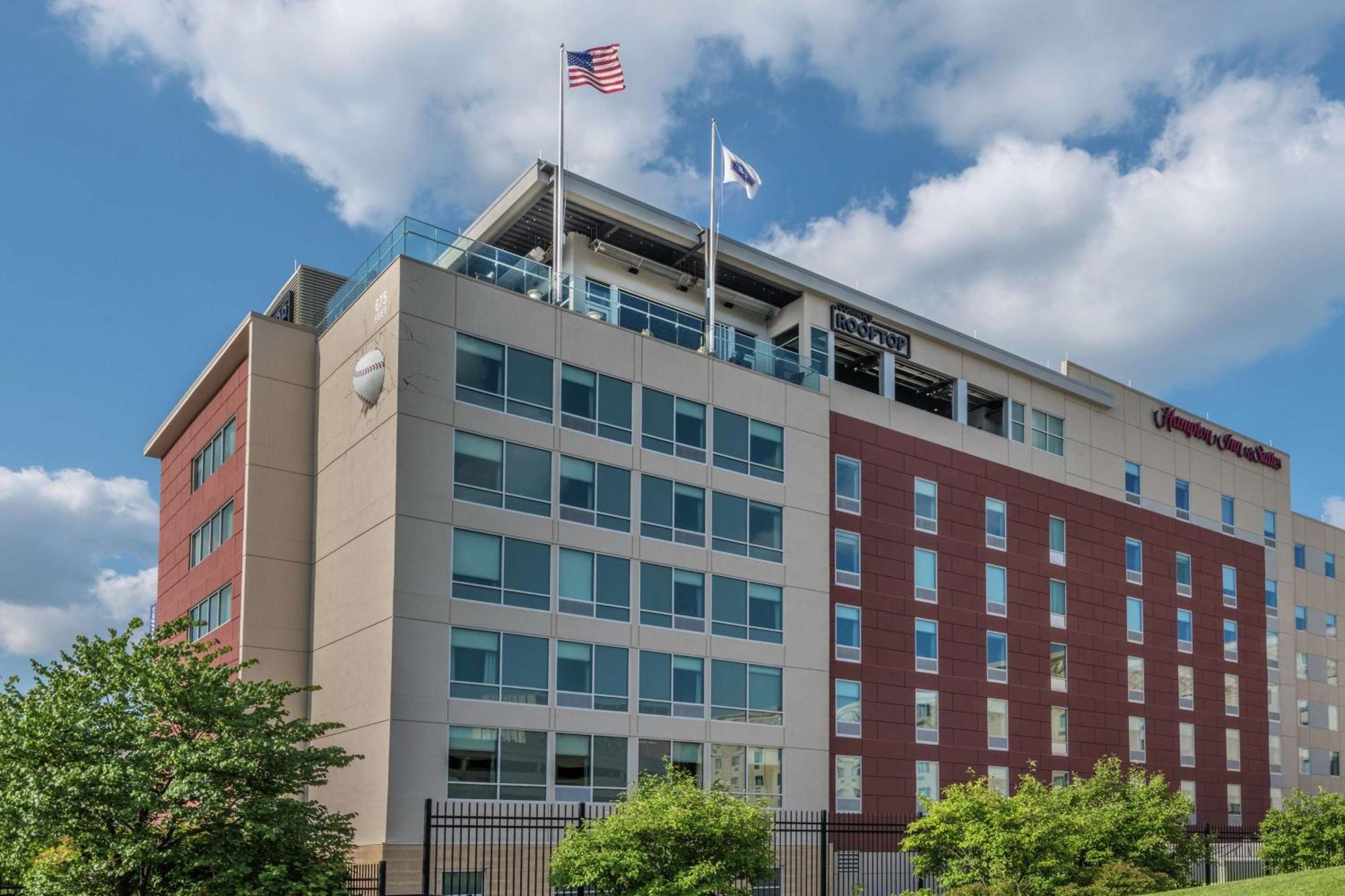 Hampton Inn & Suites Fort Wayne Downtown Exterior photo