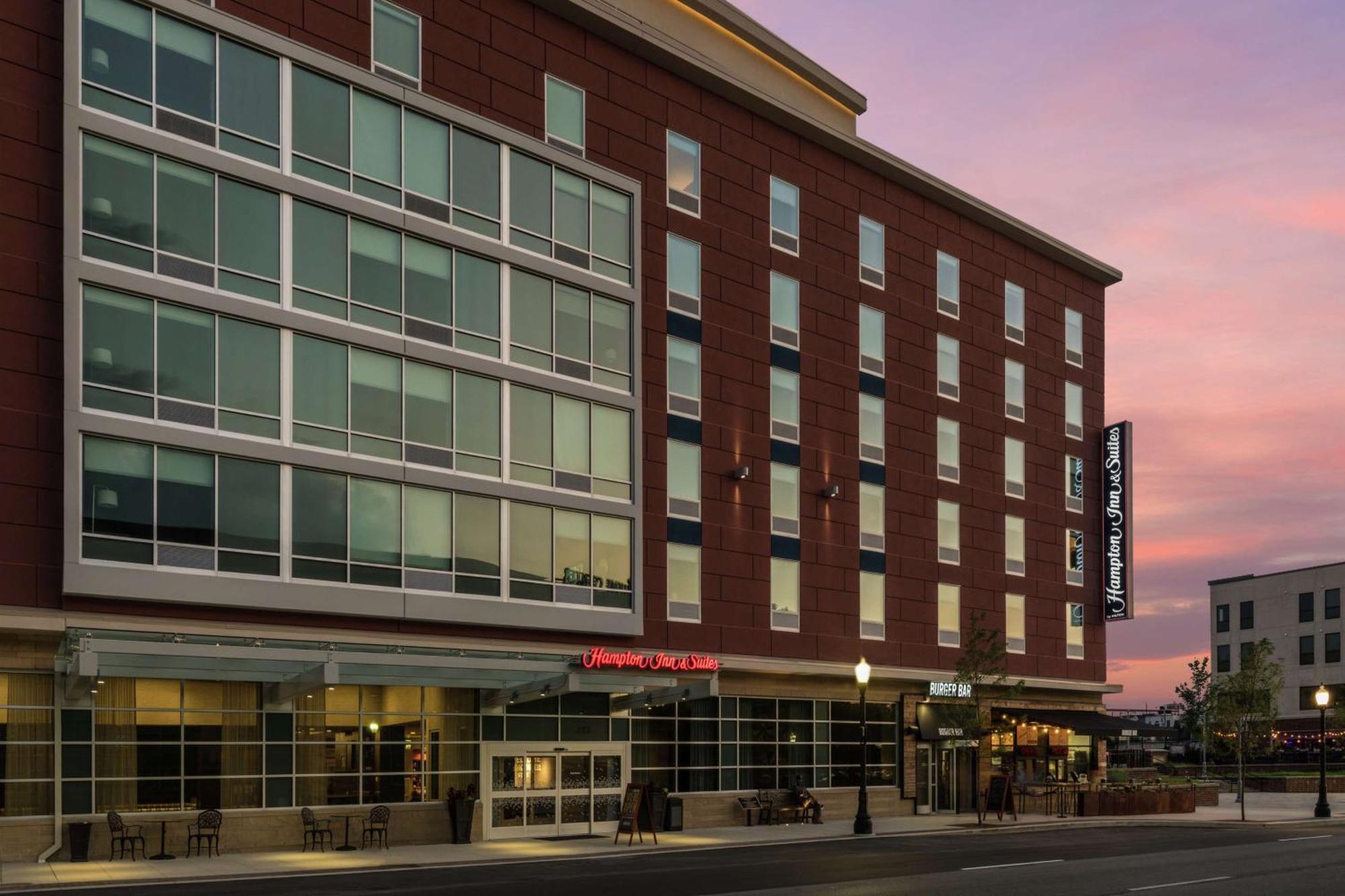Hampton Inn & Suites Fort Wayne Downtown Exterior photo