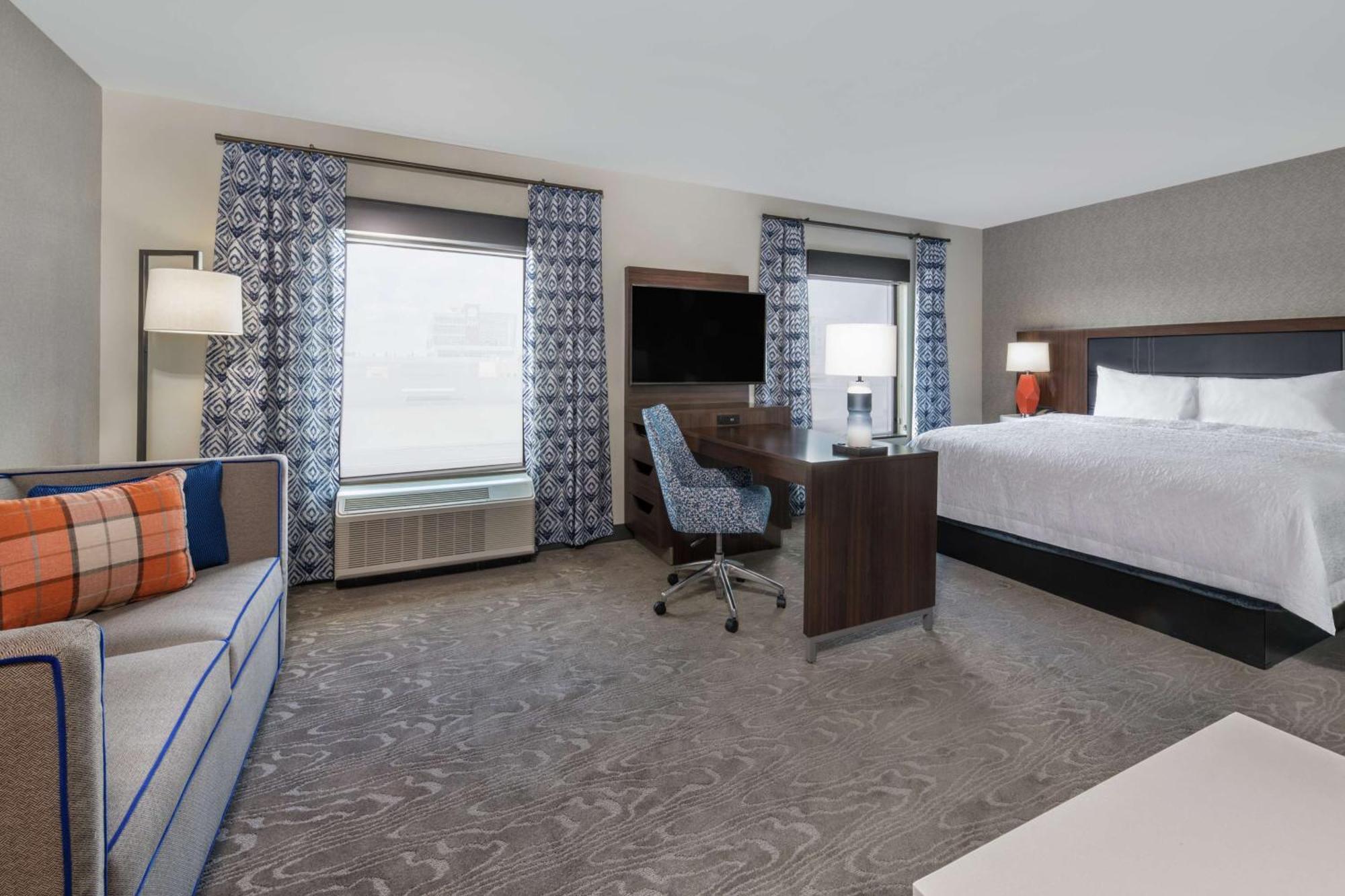 Hampton Inn & Suites Fort Wayne Downtown Exterior photo