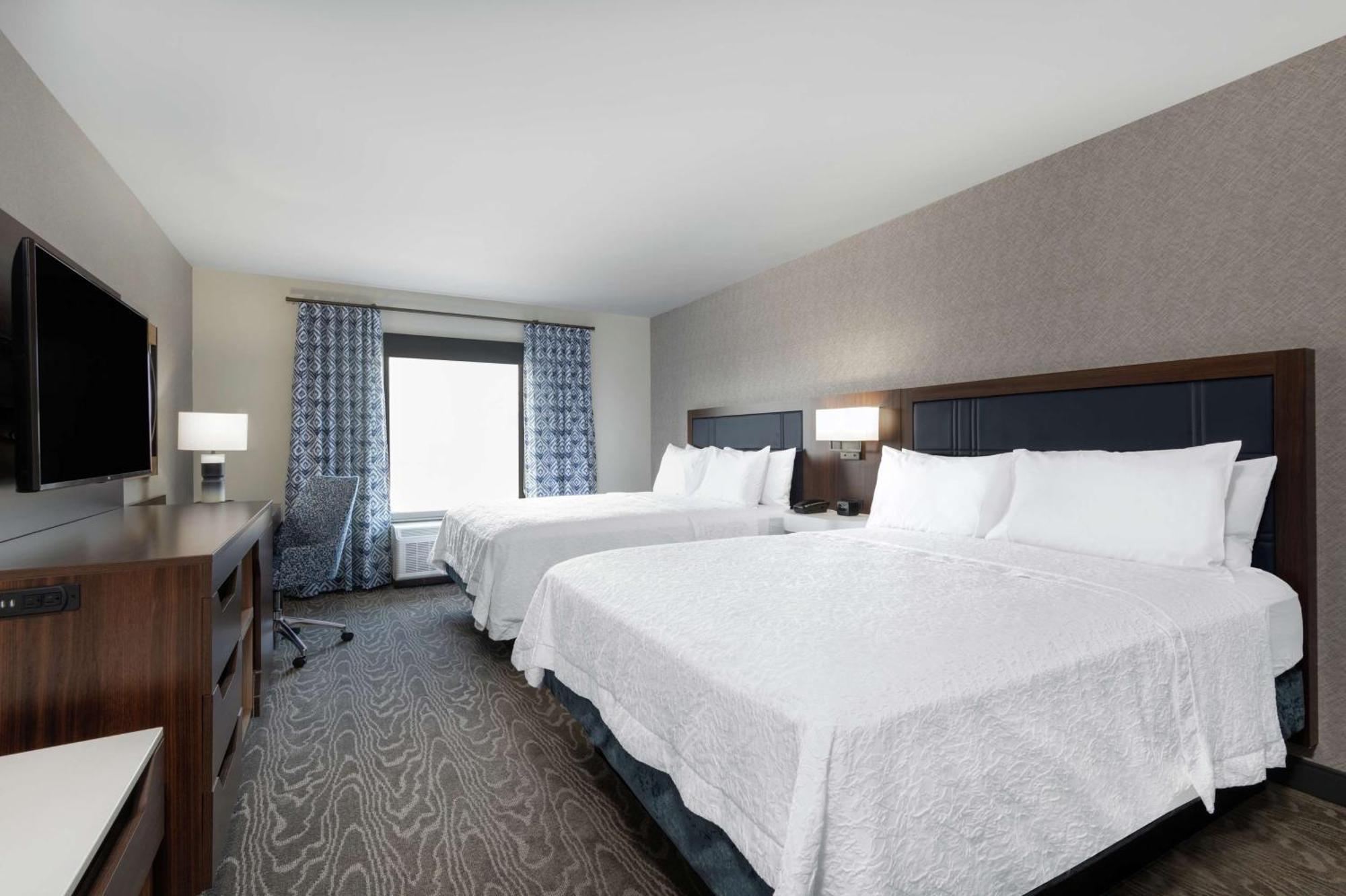 Hampton Inn & Suites Fort Wayne Downtown Exterior photo
